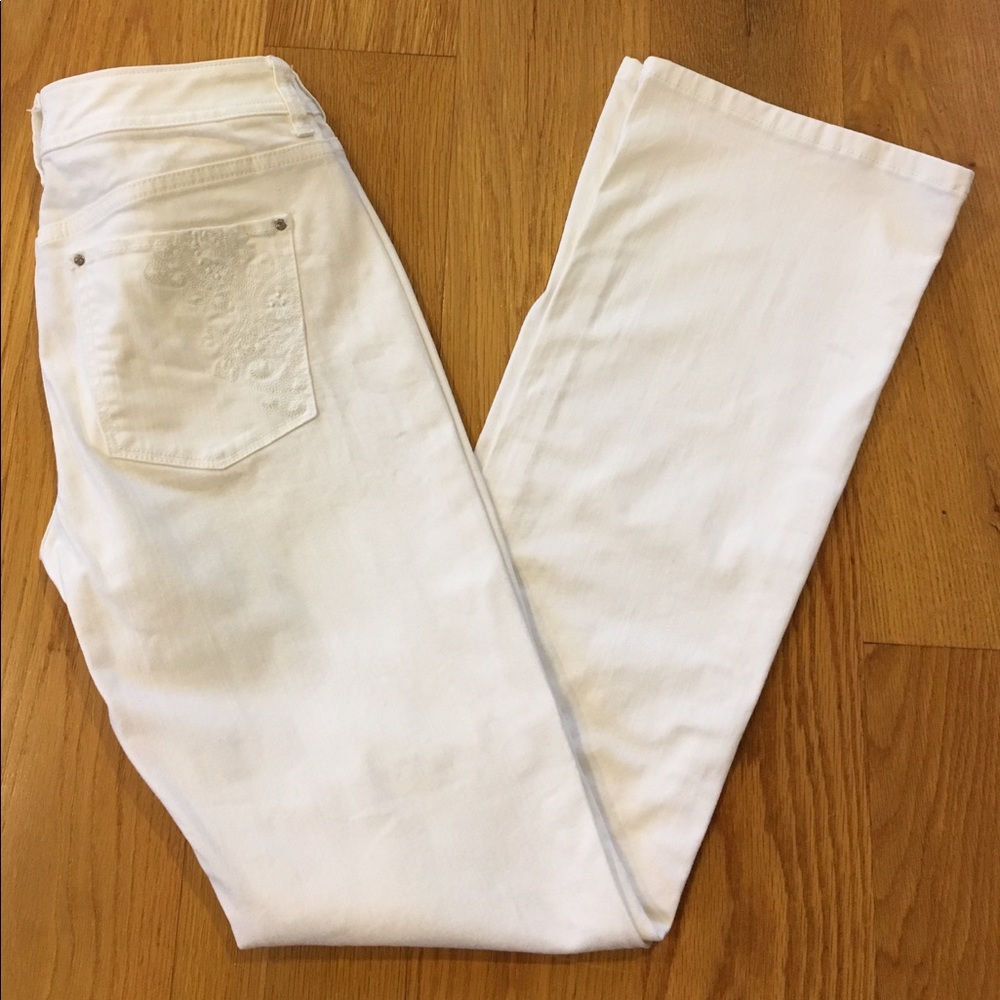 🦋WHBM white jeans w/embroider design 🦋